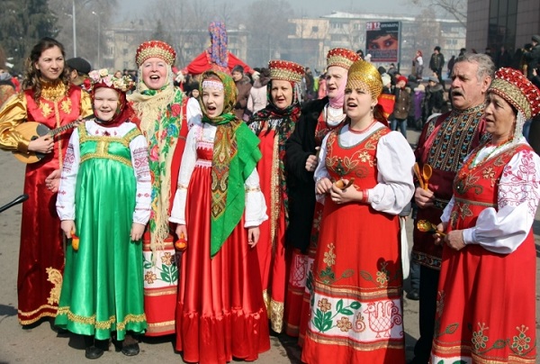 People sing Maslenitsa songs.